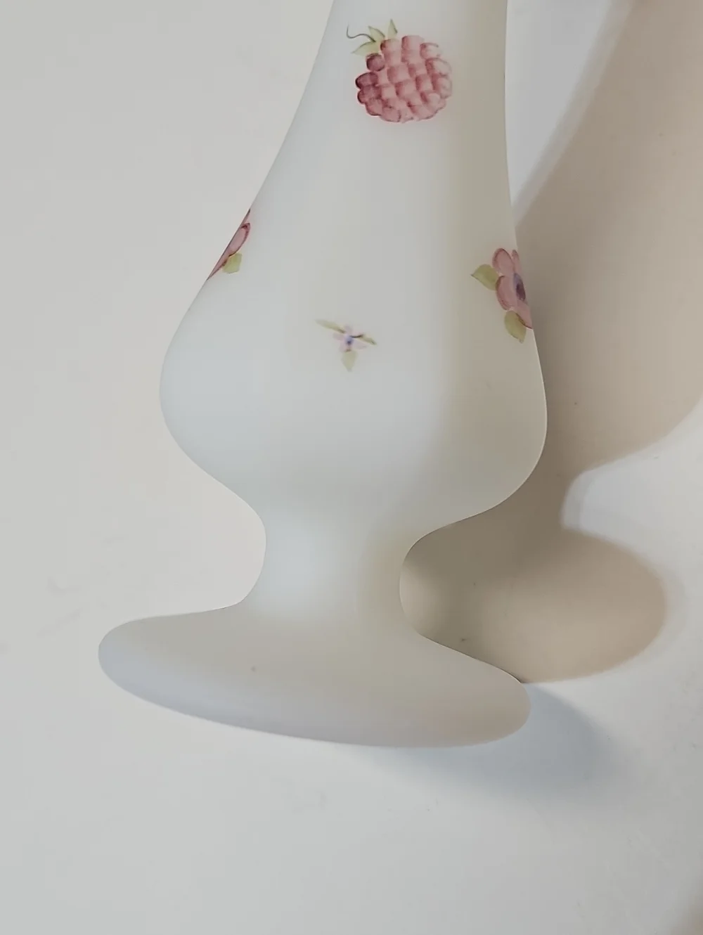 Vintage Fenton Romantic Country Berries + Blossoms White to Pink Swung Bud Vase